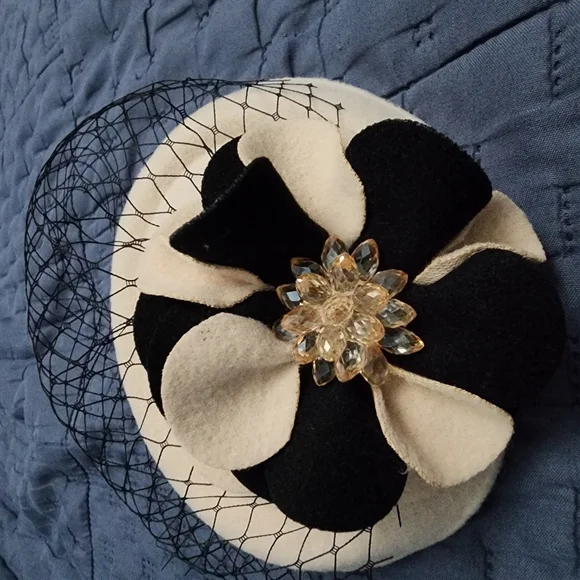 Elegant Cream and Black Fascinator - Picture 2 of 3